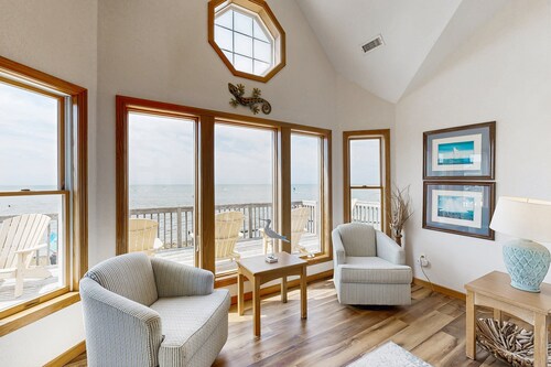 Waterfront home with private hot tub, great sound view, AC & pool access