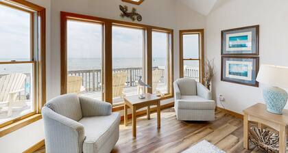 Waterfront home with private hot tub, great sound view, AC & pool access