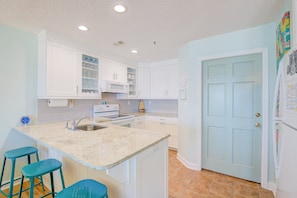 Køleskab, mikrobølgeovn, ovn, kogeplade