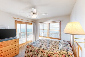 4 bedrooms, free WiFi, bed sheets - Waterfront home with stunning Sound view, private hot tub, pool - 2 dogs OK (Avon)