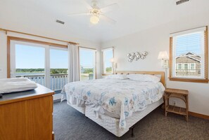 4 bedrooms, free WiFi, bed sheets - Waterfront home with stunning Sound view, private hot tub, pool - 2 dogs OK (Avon)