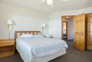 4 bedrooms, WiFi (free), bed sheets - Waterfront home with stunning Sound view, private hot tub, pool - 2 dogs OK (Avon)