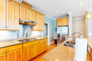 Geladeira, micro-ondas, fogão, cooktop