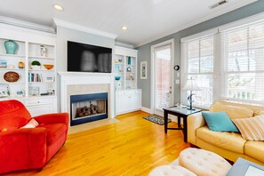 TV, DVD player, livros