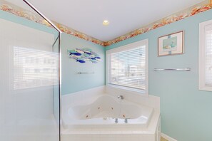 Shower, towels - Ocean view duplex with beach access, a washer/dryer, central AC & golf nearby (North Topsail Beach)