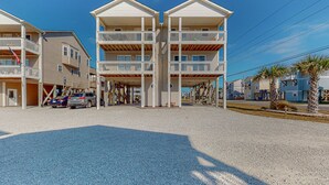 Un hôtel situé en bord de mer, doté d’une cour intérieure, de nombreux balcons et d’un espace de stationnement.