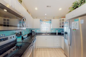 Kjøleskap, mikrobølgeovn, ovn og kokeplater