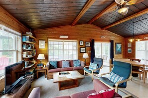 Smart-tv, dvd-afspiller, bøger, stereoanlæg