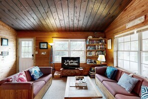 Smart TV, DVD player, books, stereo - Blue Dolphin 054: Dog-friendly,ocean views, rooftop deck (Avon)