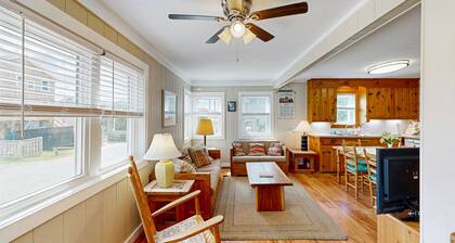 Sea View 44: Dog-friendly, 2 rows from ocean w/pool