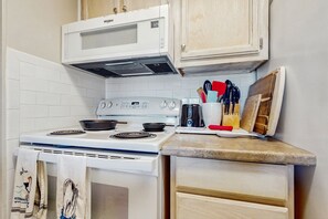 Fridge, microwave, oven, stovetop - Stunning coastal condo with shared pool and close to local attractions (Carolina Beach)