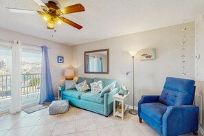 TV - Stunning coastal condo with shared pool and close to local attractions (Carolina Beach)