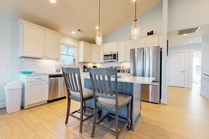 Kjøleskap, mikrobølgeovn, ovn og kokeplater