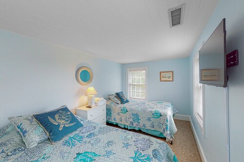 2-story home near the beach w/deck, outdoor shower, W/D, tennis, central A/C