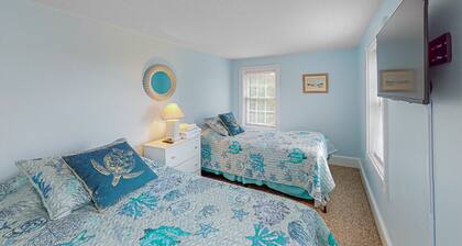 2-story home near the beach w/deck, outdoor shower, W/D, tennis, central A/C