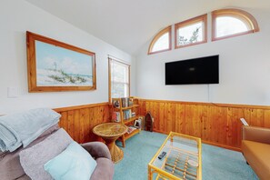 TV - 2-story home near the beach w/deck, outdoor shower, W/D, tennis, central A/C (Frisco)