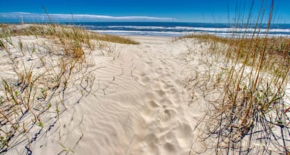 2-story home near the beach w/deck, outdoor shower, W/D, tennis, central A/C