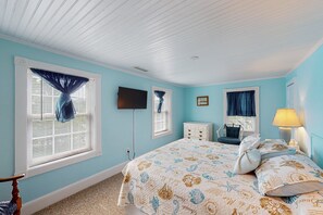 3 bedrooms, WiFi, bed sheets - 2-story home near the beach w/deck, outdoor shower, W/D, tennis, central A/C (Frisco)