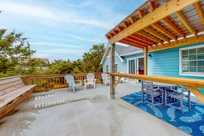 Outdoor dining - 2-story home near the beach w/deck, outdoor shower, W/D, tennis, central A/C (Frisco)