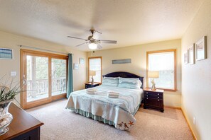 6 bedrooms, desk, free WiFi, bed sheets - 3-story luxury home with pool, hot tub, AC, tennis, & deck - dog-friendly (Avon)