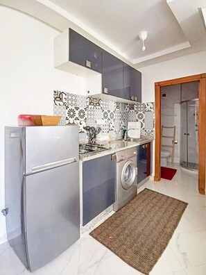 Kühlschrank, Mikrowelle, Ofen, Wasserkocher mit Kaffee-/Teezubehör