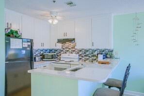 Kjøleskap, mikrobølgeovn, ovn og kokeplater