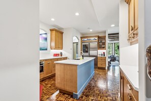 Mikrobølgeovn, ovn, kogeplade, opvaskemaskine