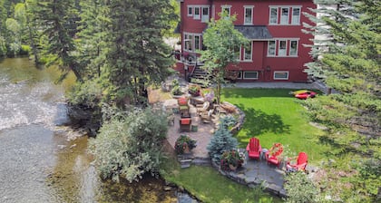 Full-Home Rocky Mountain Creekside Retreat. Mountain Views & Family Friendly