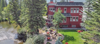 Full-Home Rocky Mountain Creekside Retreat. Mountain Views & Family Friendly