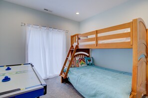 4 bedrooms, travel cot, free WiFi, bed sheets - Beachfront duplex with beach access, ocean views, air hockey, washer/dryer, AC (North Topsail Beach)
