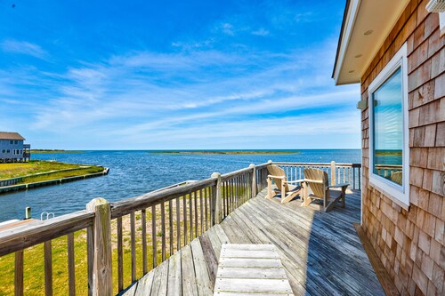 Breezy Point 39: Waterfront windsurfers' retreat w/private dock