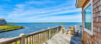 Breezy Point 39: Waterfront windsurfers' retreat w/private dock