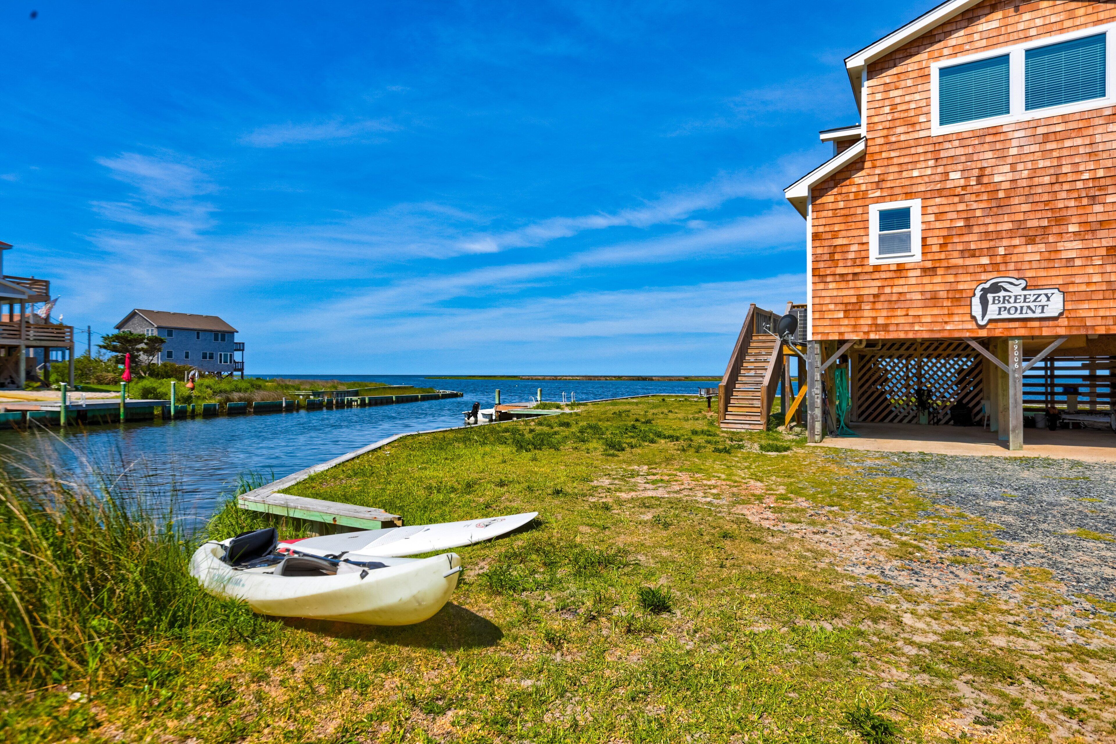 Une propriété située au bord de l’eau, dotée d’un quai, d’un bateau et d’un bâtiment sur lequel on peut lire l’inscription « Breezy Point ».