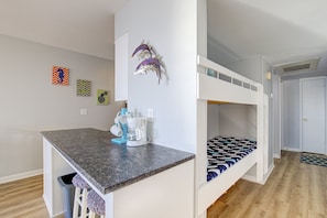 1 bedroom, free WiFi, bed sheets - Topsail Dunes condo - ocean-view balcony - beach access & beachfront pool (North Topsail Beach)