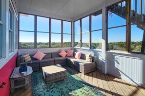 Televisión, chimenea y estéreo 