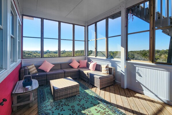 Télévision, cheminée, chaîne hi-fi