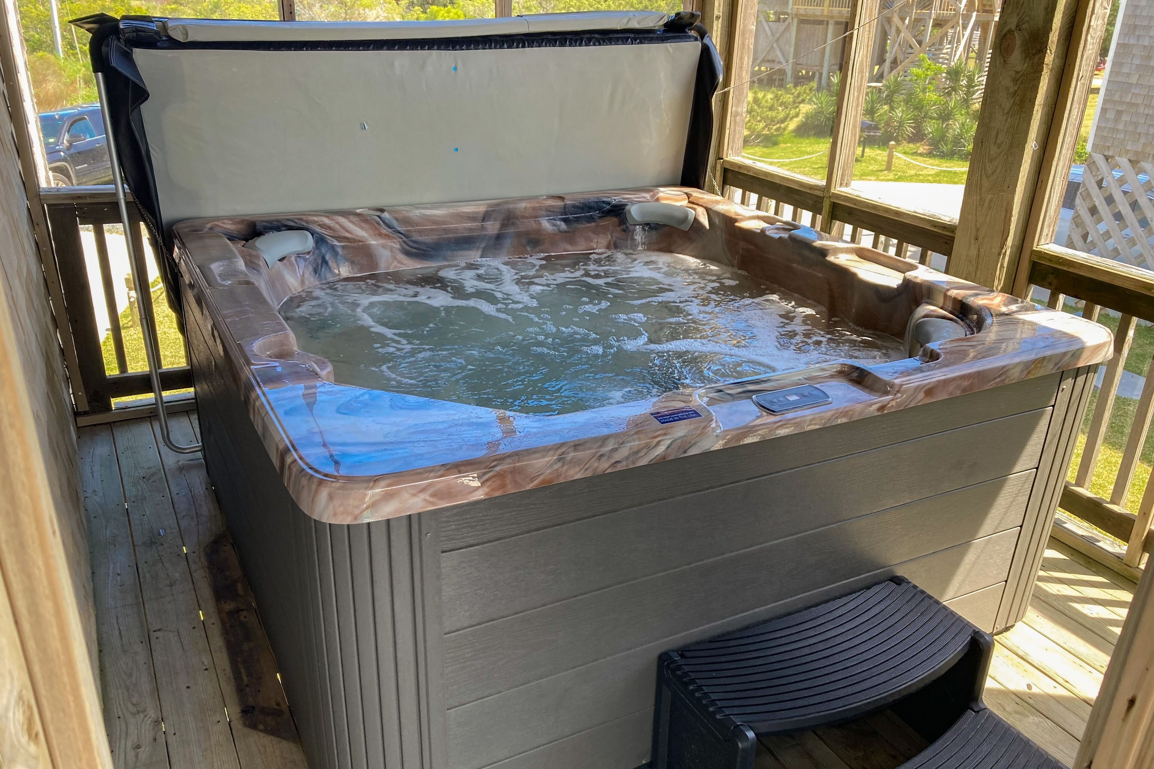 Un bain à remous entouré d’une terrasse en bois.