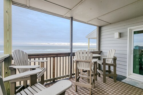 Top-floor, oceanfront condo with stunning balcony views, pool, deck, central AC