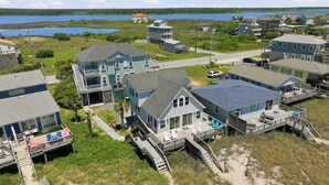 Un quartier résidentiel situé sur la côte, où les maisons sont dotées de balcons et offrent une vue sur le littoral.
