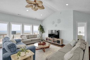 Televisie, een dvd-speler en een stereo