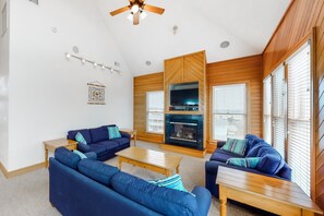 Televisión, chimenea, reproductor de DVD y futbolito 