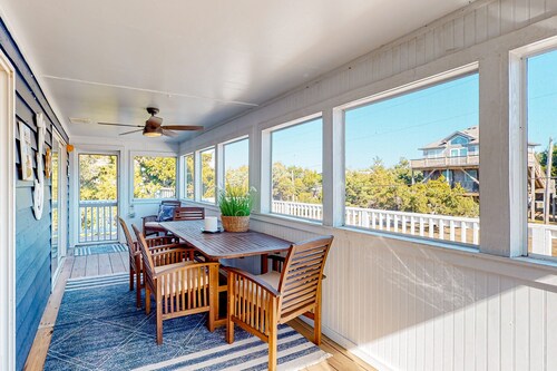 Remodeled home near beach with screened porch, sundeck, & seasonal pool access