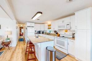 ثلاجة، ميكروويف، فرن، موقد طهي مسطح