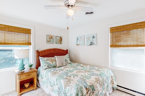 Remodeled home near beach with screened porch, sundeck, & seasonal pool access