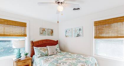 Remodeled home near beach with screened porch, sundeck, & seasonal pool access