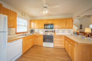 Kjøleskap, mikrobølgeovn, ovn og kokeplater