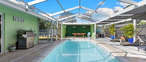 Una piscina al aire libre