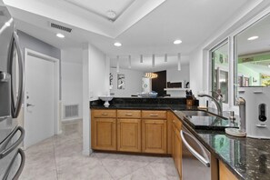 ثلاجة، ميكروويف، فرن، موقد طهي مسطح