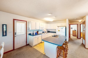 Kjøleskap, mikrobølgeovn, ovn og kokeplater