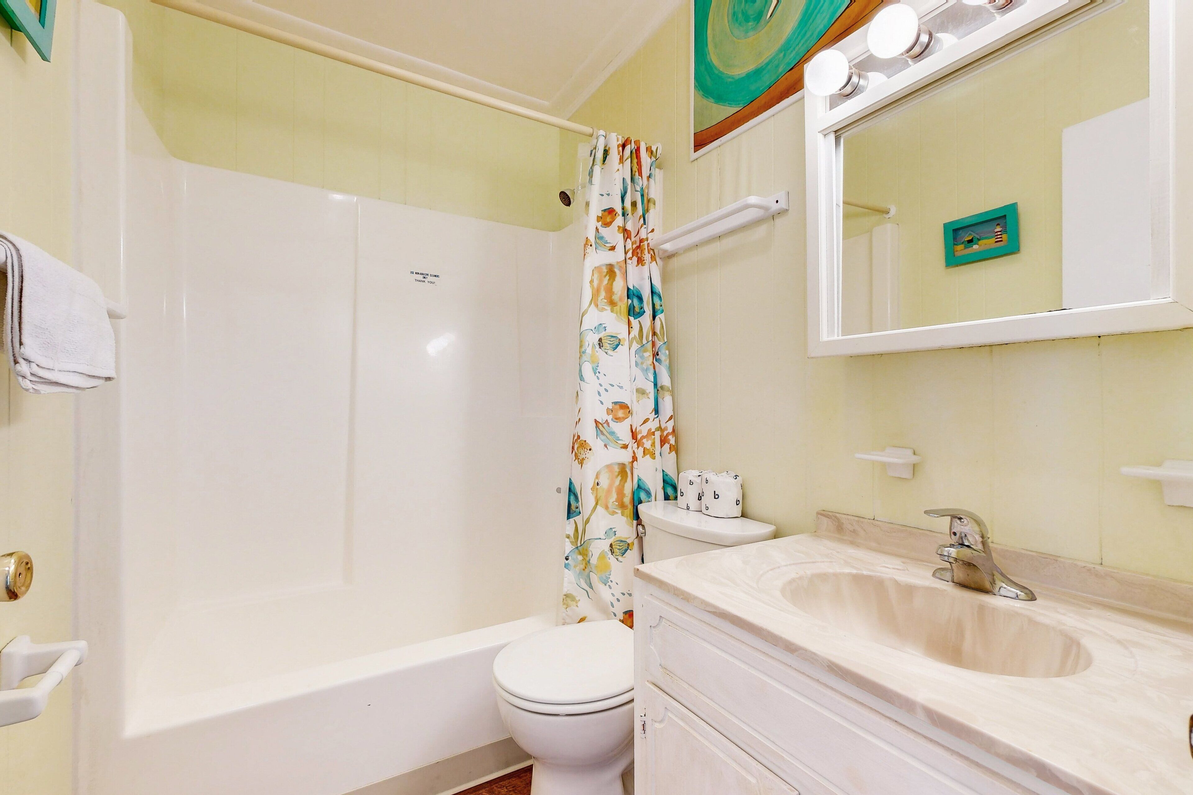 Un baño con bañera, inodoro y lavamanos.